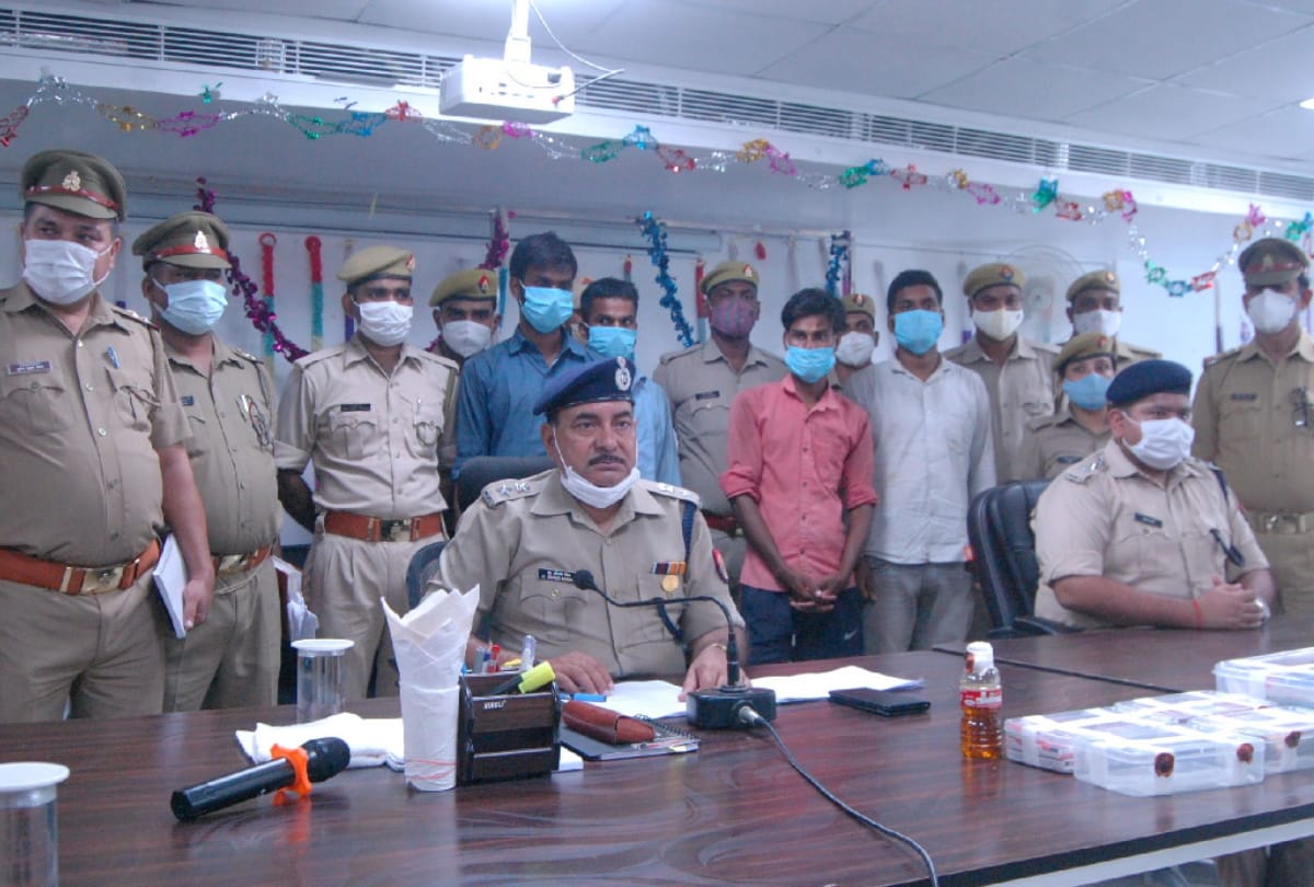 Deoria News: police exposed fraudsters who took money out of account by making thumb clone