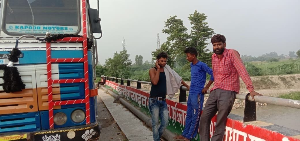 Driver robbed the helper by taking him hostage