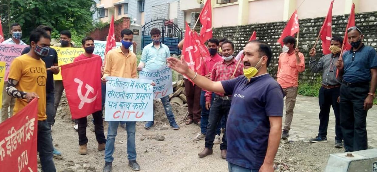 CITU laid siege to labor office in Mandi