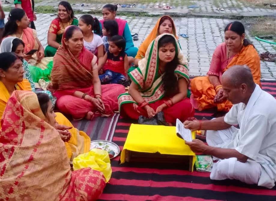 suhaaginon se vrat rakh pati kee deerghaayu kee kaamana kee