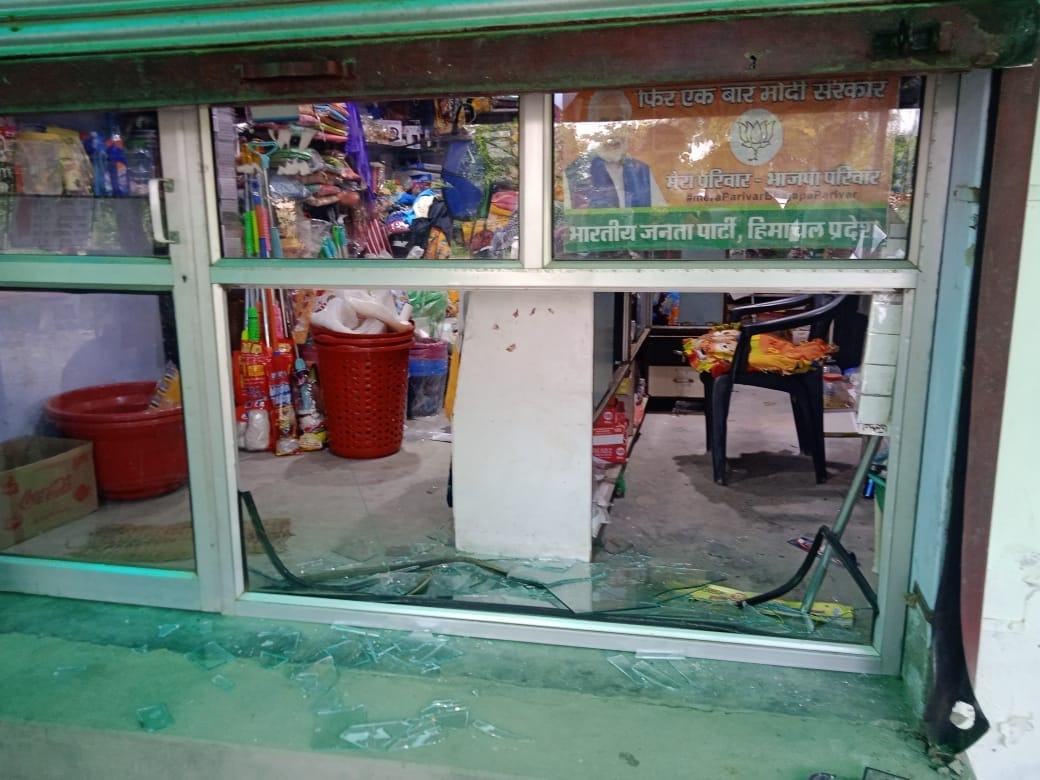 Cash and goods stolen by breaking the lock of shop in Tipri