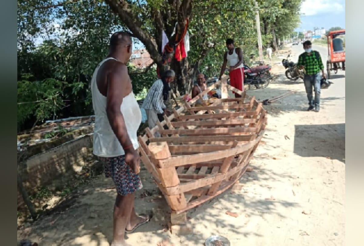 Gorakhpur Flood affected people built boat at their own expense