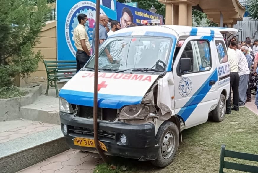 Ambulance entered the regional hospital uncontrollably, There was chaos, injuries to the trainee nurse, treatment going on in the regional hospital, video going viral on social media