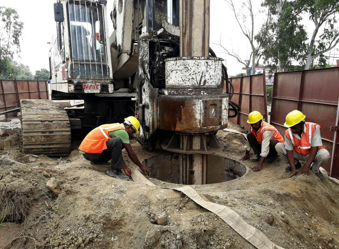 The work of making pillars for the construction of Khekra elevated road from Akshardham started