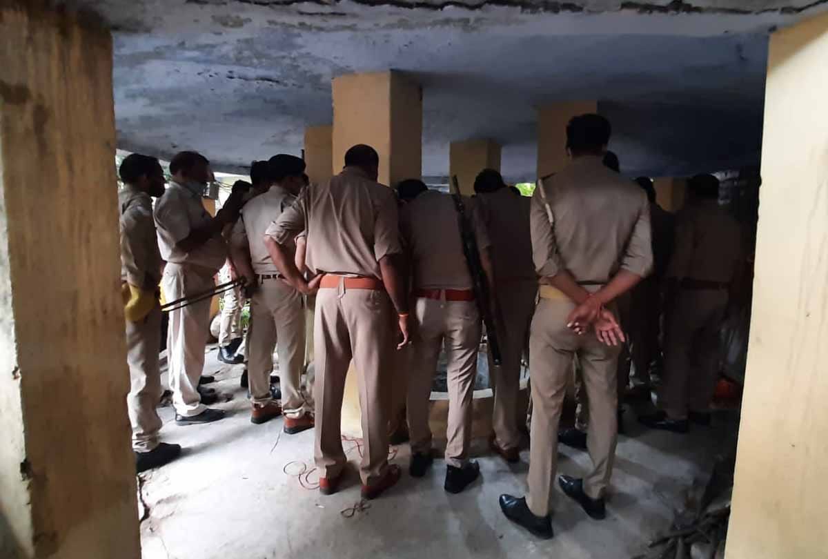 Kanpur: Woman jumps into 60 feet deep dry well, police afraid to go inside, danger of lack of oxygen