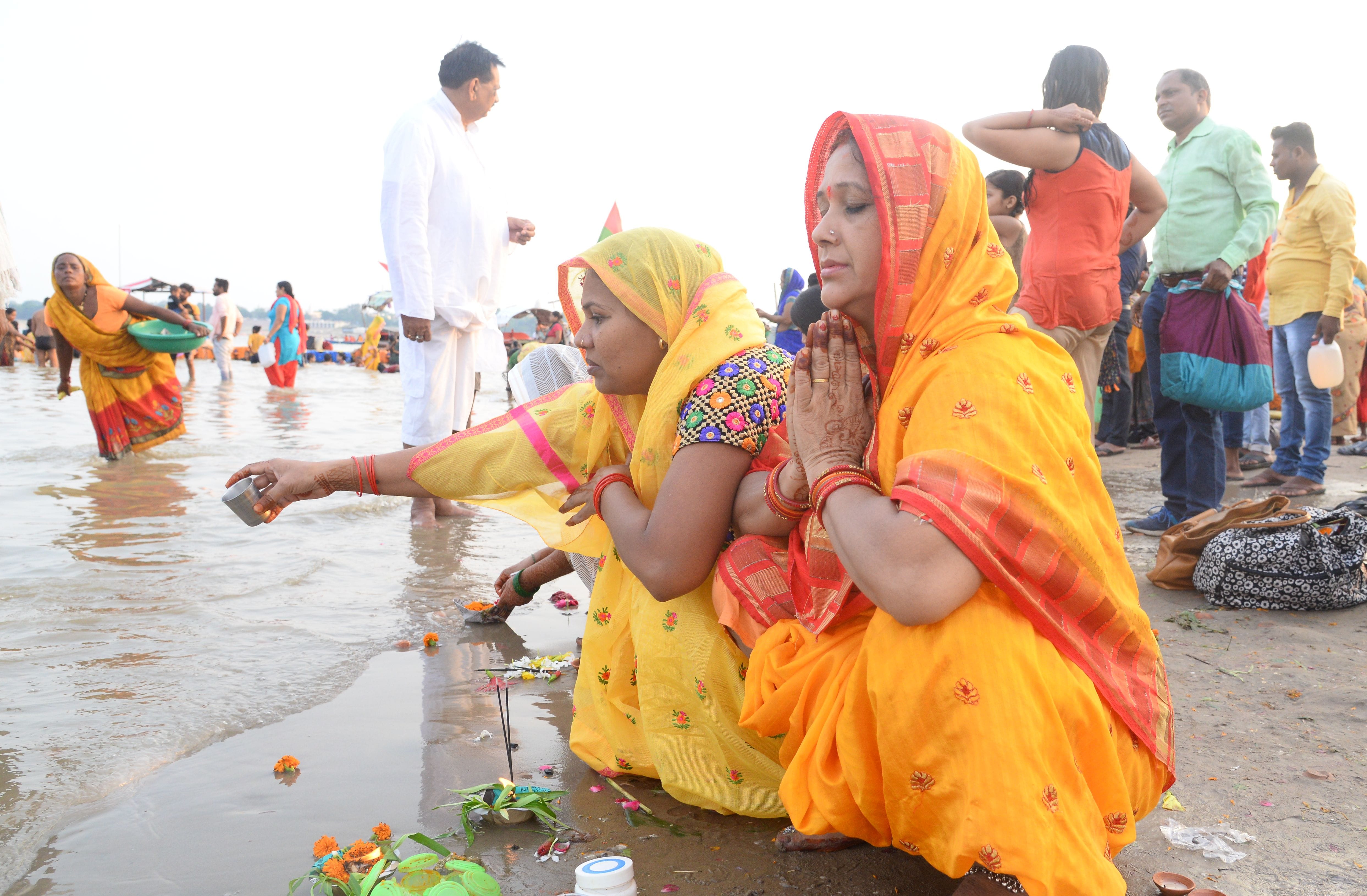 hartalika teej 2021: After taking a dip in the confluence for the longevity of the husband, the married women did severe penance