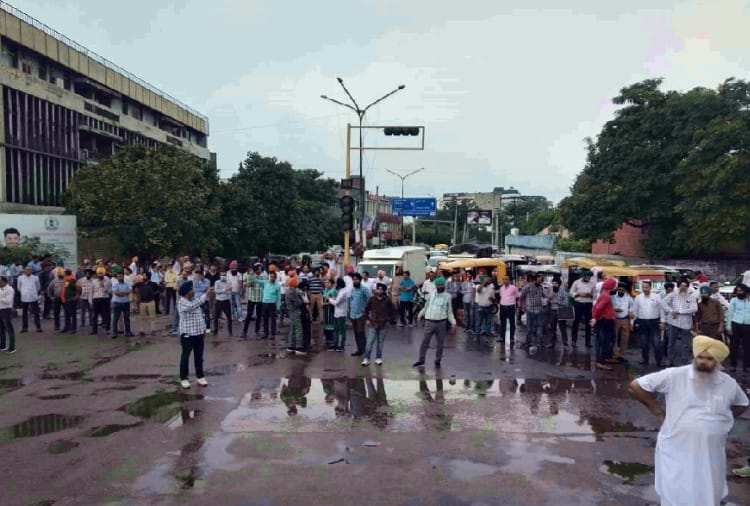 Teachers protest outside dc office against adeo in Ludhiana