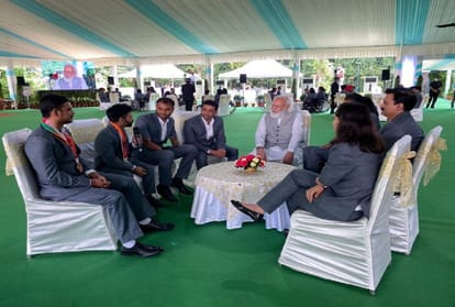 Prime Minister Narendra Modi met the Indian contingent who participated in the Tokyo Paralympics 2021