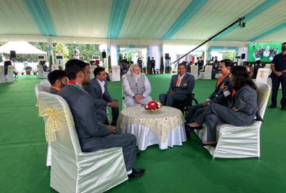 Prime Minister Narendra Modi met the Indian contingent who participated in the Tokyo Paralympics 2021