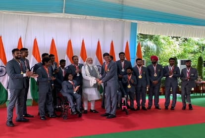 Prime Minister Narendra Modi met the Indian contingent who participated in the Tokyo Paralympics 2021