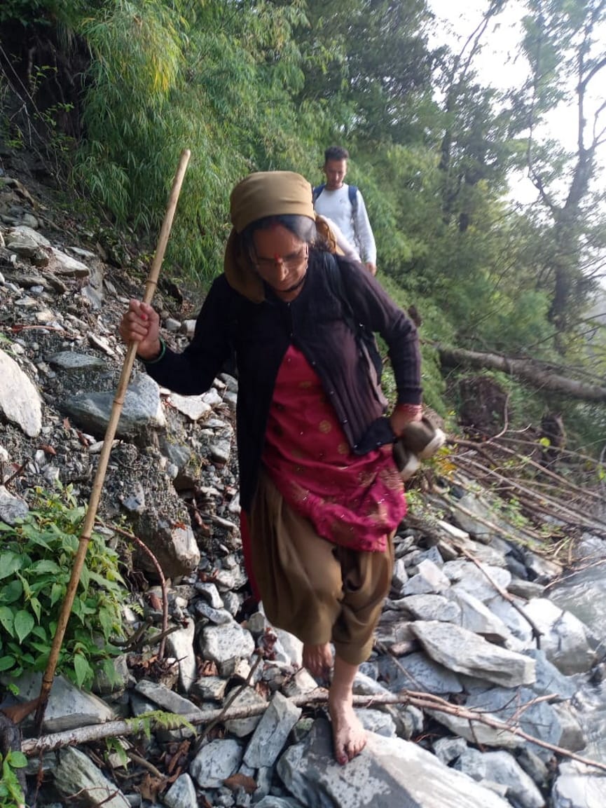 uttarakhand news: Uttarkashi barkot are many villagers took their life in danger watch photos