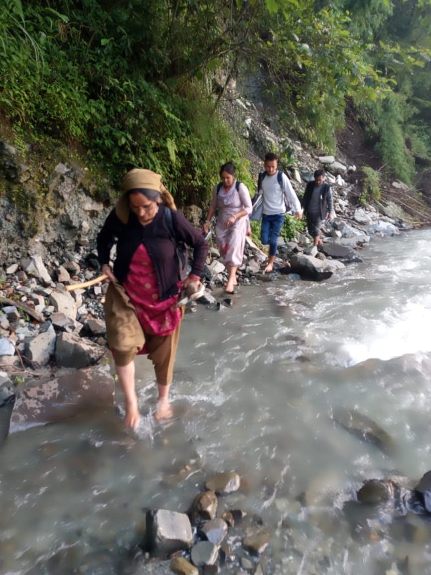 uttarakhand news: Uttarkashi barkot are many villagers took their life in danger watch photos