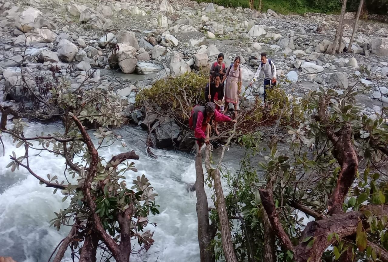uttarakhand news: Uttarkashi barkot are many villagers took their life in danger watch photos