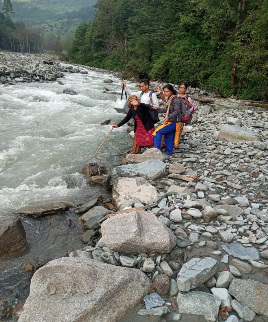 uttarakhand news: Uttarkashi barkot are many villagers took their life in danger watch photos