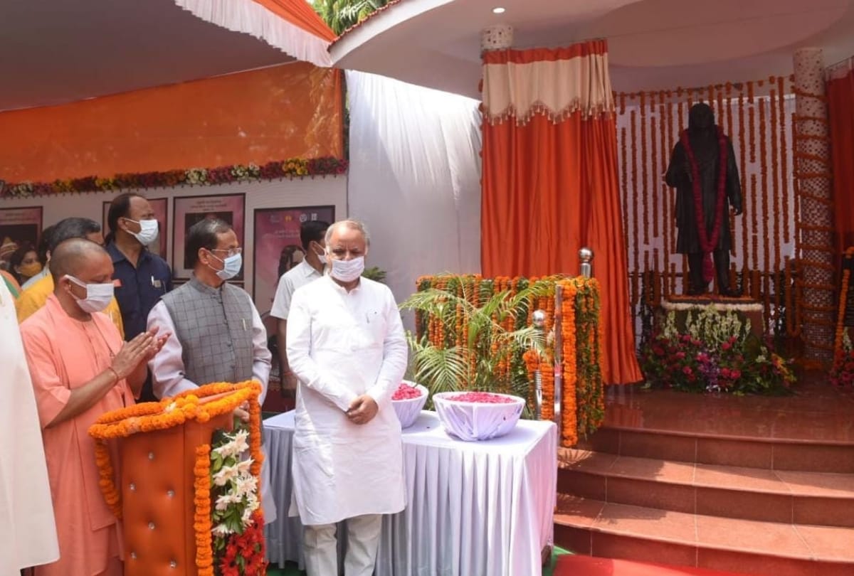 CM Yogi Adityaath unveiled the statue of Bhartendu Harishchandra.