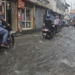 आज का मौसम: देहरादून में बारिश के बाद भरा पानी