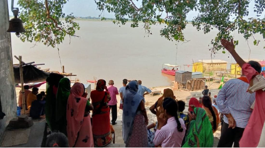 Katihar: A major accident in Ganga, 10 people missing, vessel carrying overloaded trucks lost balance