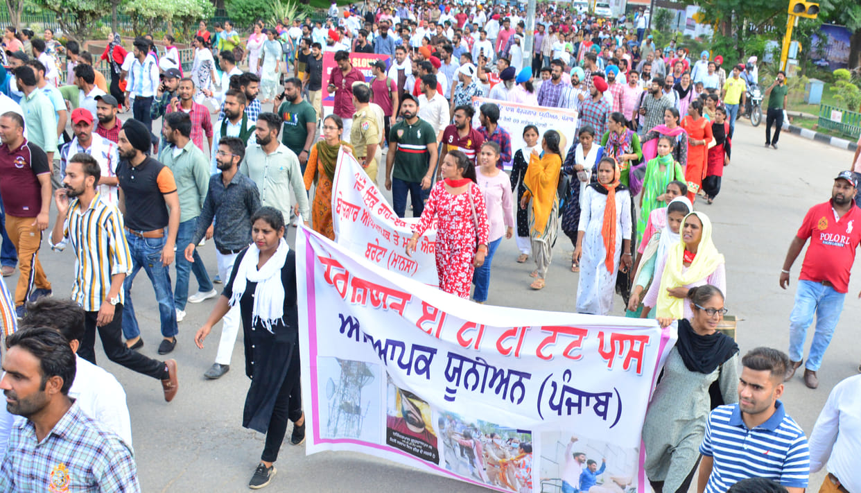 Unemployed ETT teachers across the state took to the streets