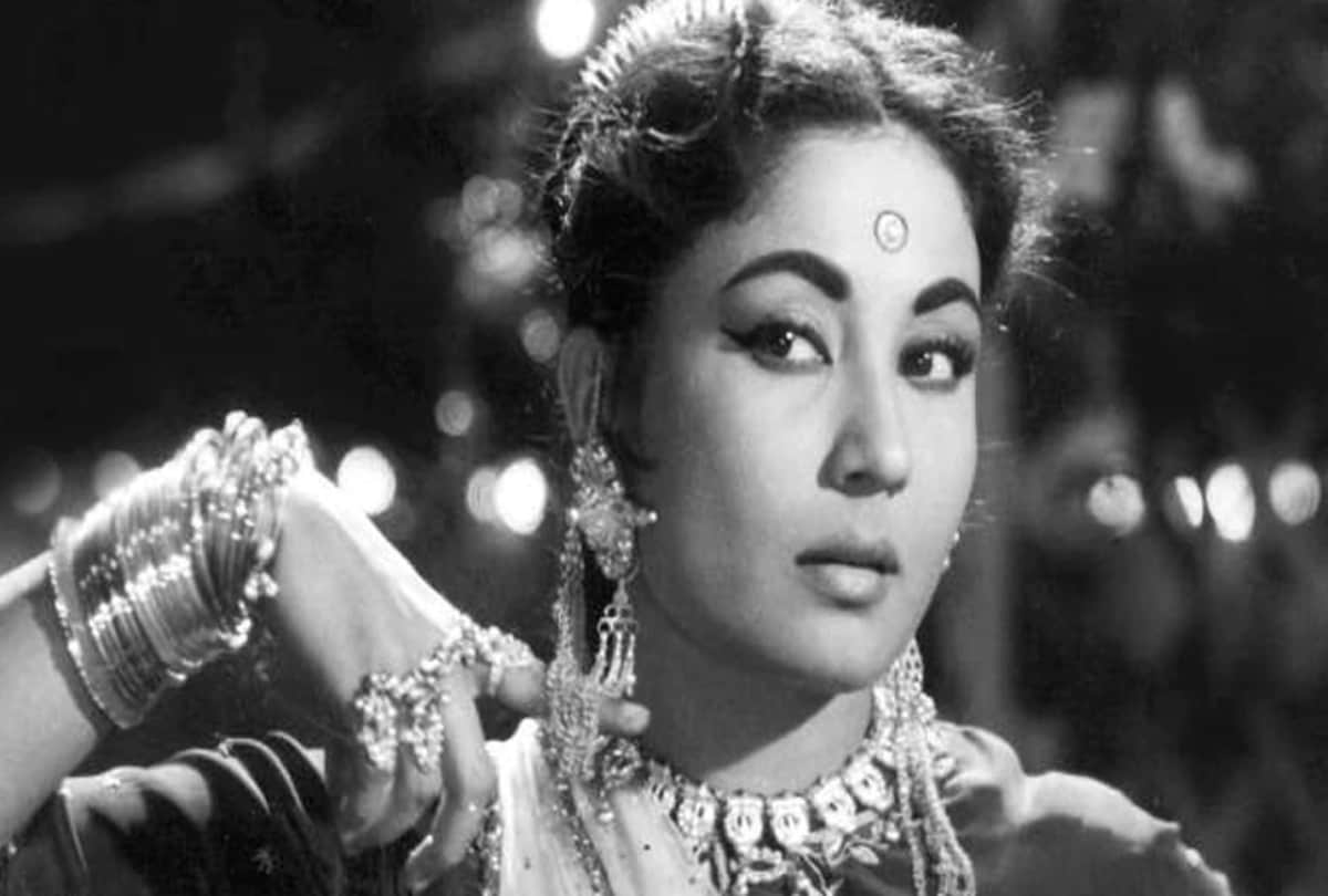 Bollywood know why meena kumari used to hide her left hand while shooting
