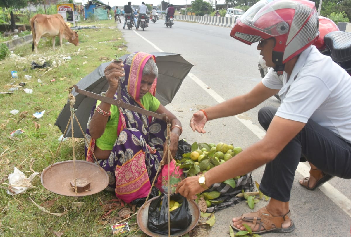 Old age woman suffering from flood in Gorakhpur selling guava for food