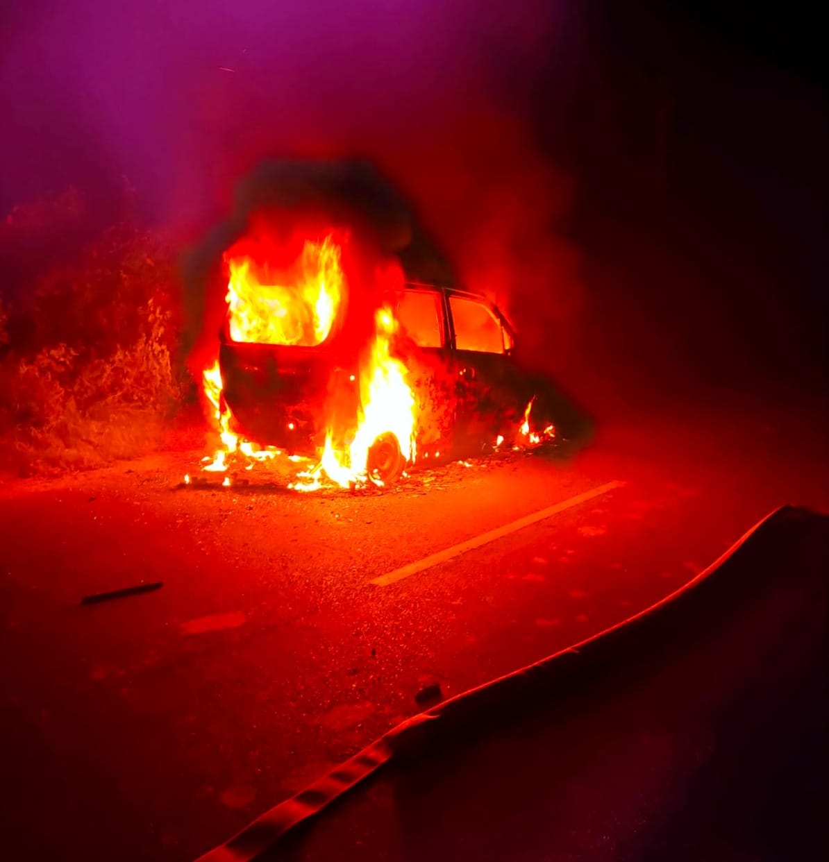 The moving car burnt down, the riders saved their lives by jumping