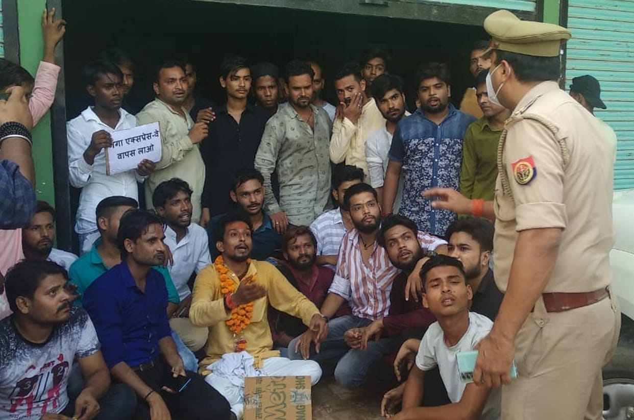 Young traders picket at MP's residence, sloganeering