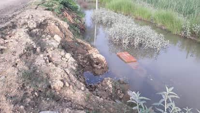 गोंडा के आर्यनगर-गोकरन शिवाला मार्ग पर आर्यनगर के समीप बनी पुलिया की ढही रेलिंग।