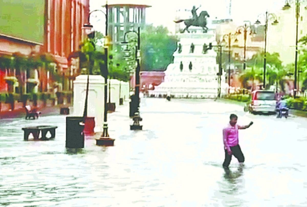 due to rain lasted for an hour water flooded up to three feet in different areas of amritsar