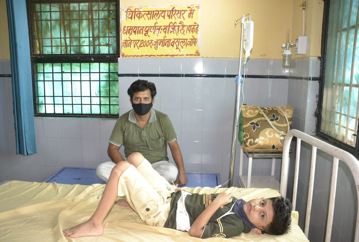 Expired glucose passes to child suffering from fever in district hospital