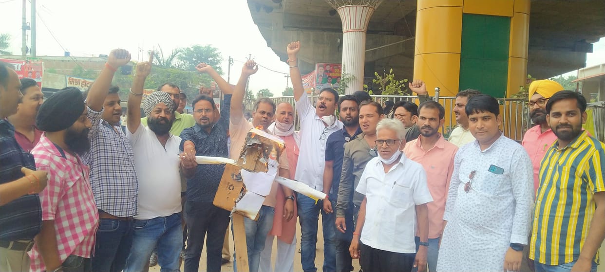 Traders burnt effigy of road construction company