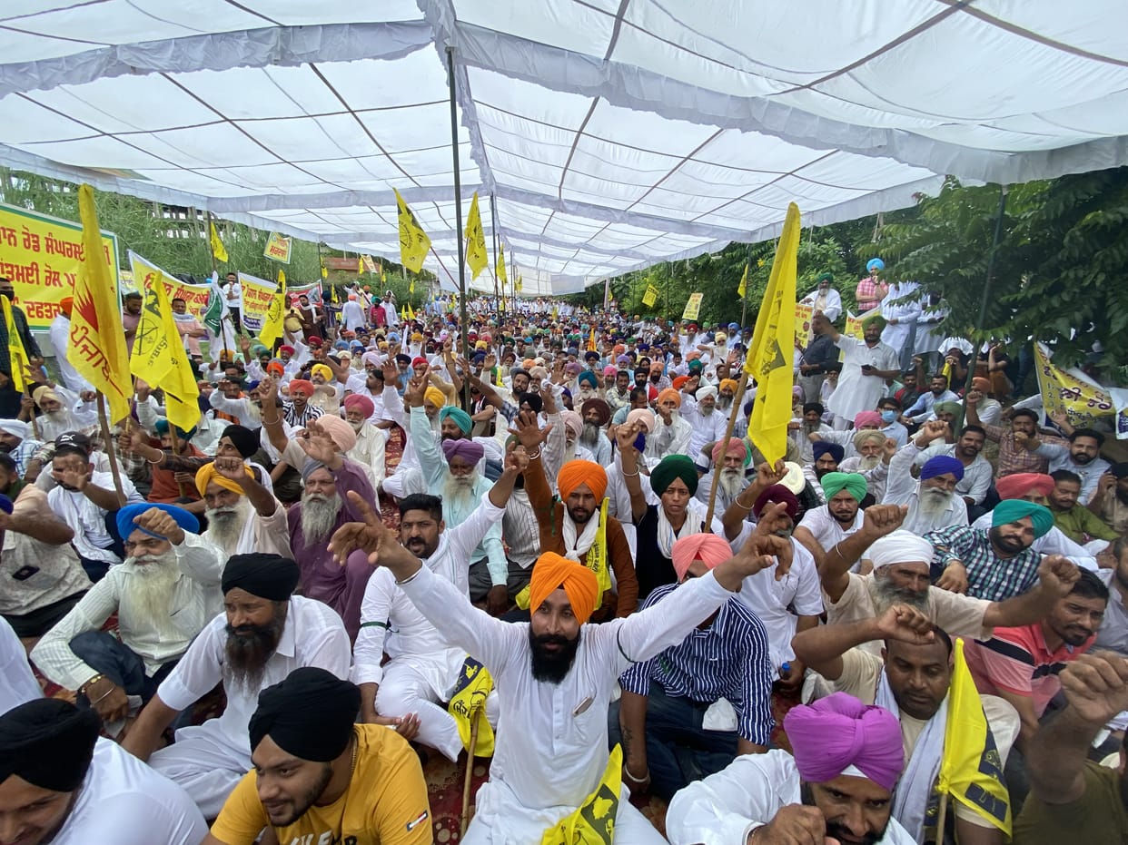 Farmers reached with tractors, DC office of Ghera Mohali