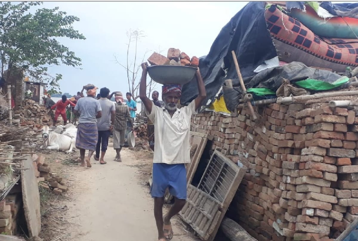 Flood of Gorakhpur collapse of Jagdishpur village due to flood now people will live in Gaighat