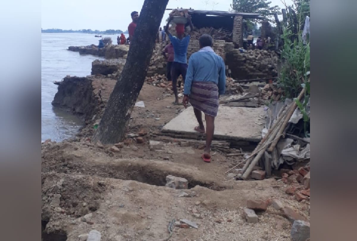 Flood of Gorakhpur collapse of Jagdishpur village due to flood now people will live in Gaighat