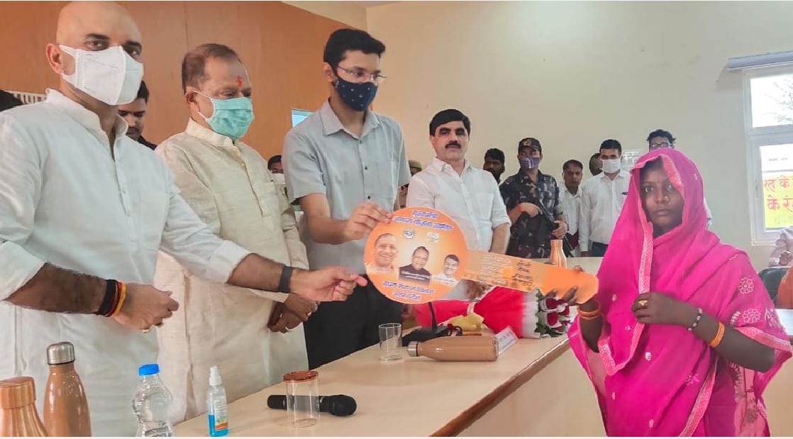 Varanasi: Rural Development Minister, who arrived in the first model block of the country, inaugurated the Start-up Grameen Udyami Yojana