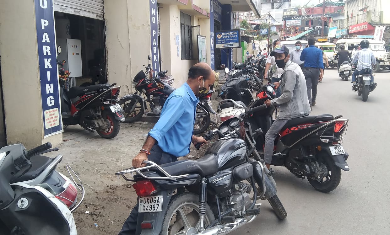 Illegal parking made to district hospital gate