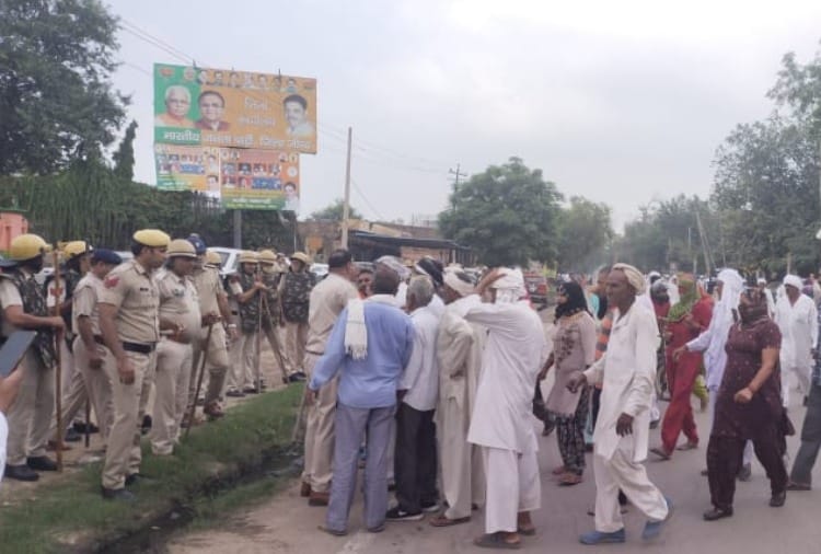Farmers reached outside office to protest against BJP meeting in Jind