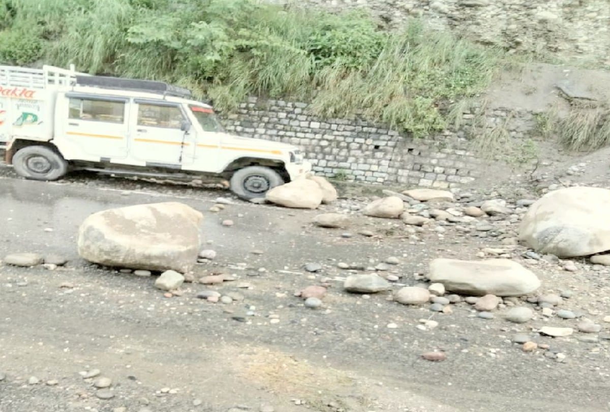 himachal weather update: Highway interrupted due to Heavy rainfall in Rampur, boulders fell on six vehicles, five houses damaged