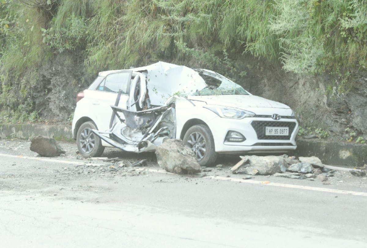himachal weather update: Highway interrupted due to Heavy rainfall in Rampur, boulders fell on six vehicles, five houses damaged