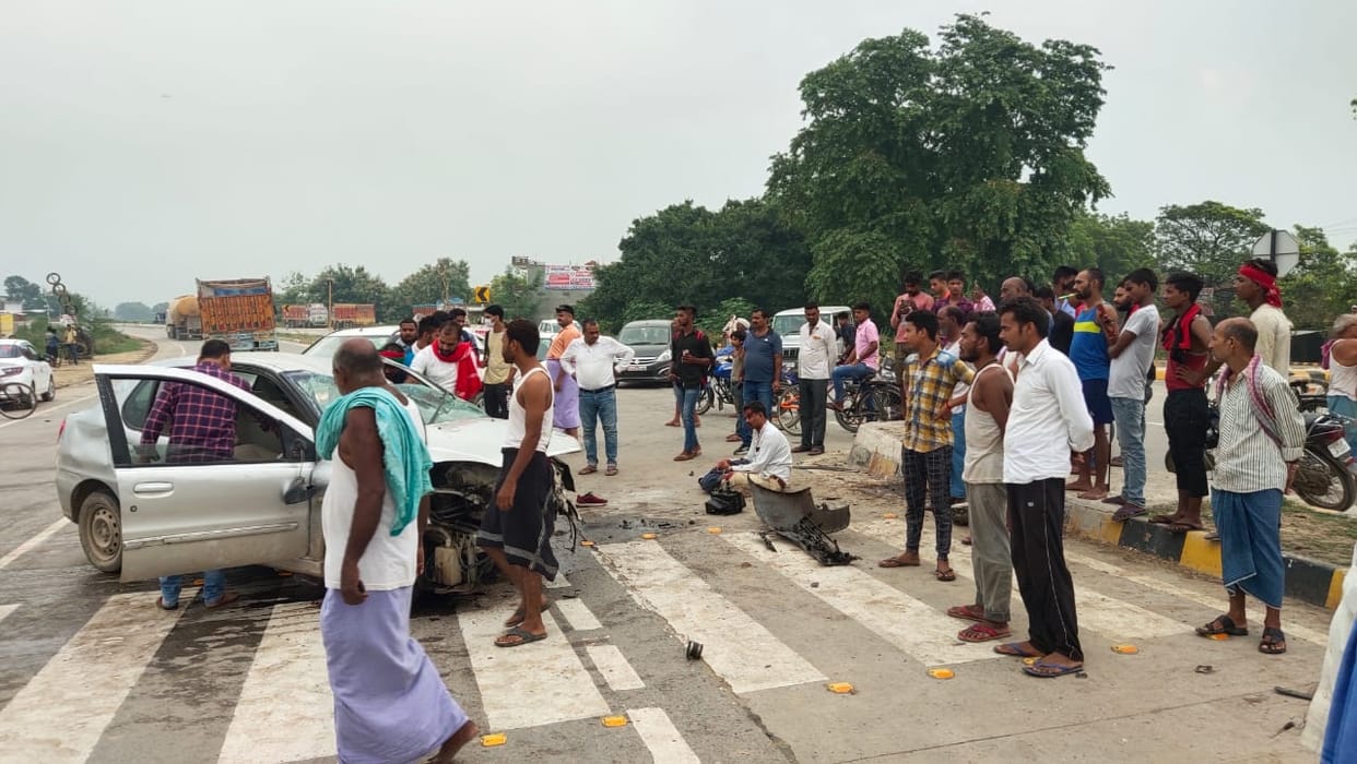 road Accident on Varanasi Ghazipur four lane highway overspped  car overturned after colliding with divider three people injured