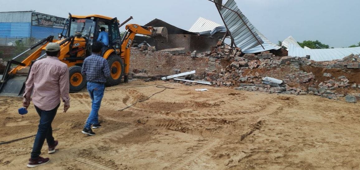 DTP runs JCB on illegal construction on the side of the highway