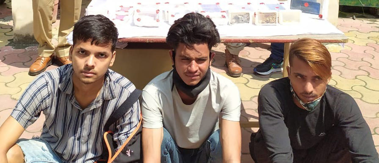 Three miscreants caught from Nasirpur road, stolen goods recovered