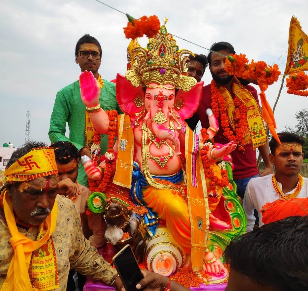 Colorful start of Ganeshotsav, devotees took out procession and cheered Bappa