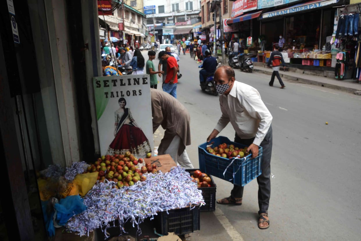 Solan MC team challaned four traders for encroachment in Mallroad