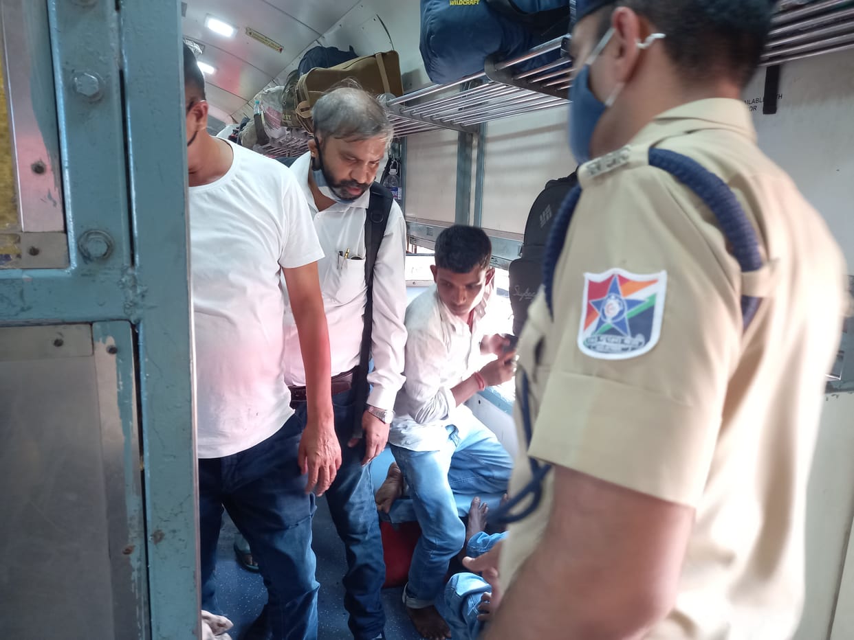 Karmabhoomi Express re-examined on information of human trafficking, rescued 7 children