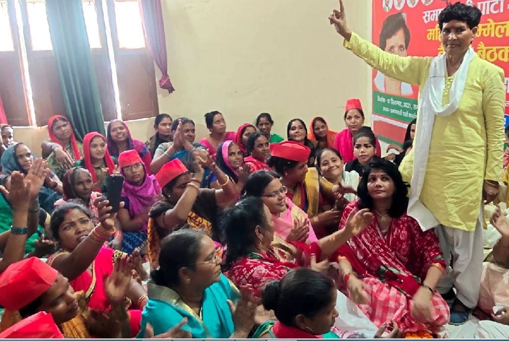 Azamgarh: SP MLC Lilavati Kushwaha targeted the state government, said - the kitchen of women stunned by inflation
