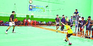 Quarterfinal matches held on the first day in district badminton competition