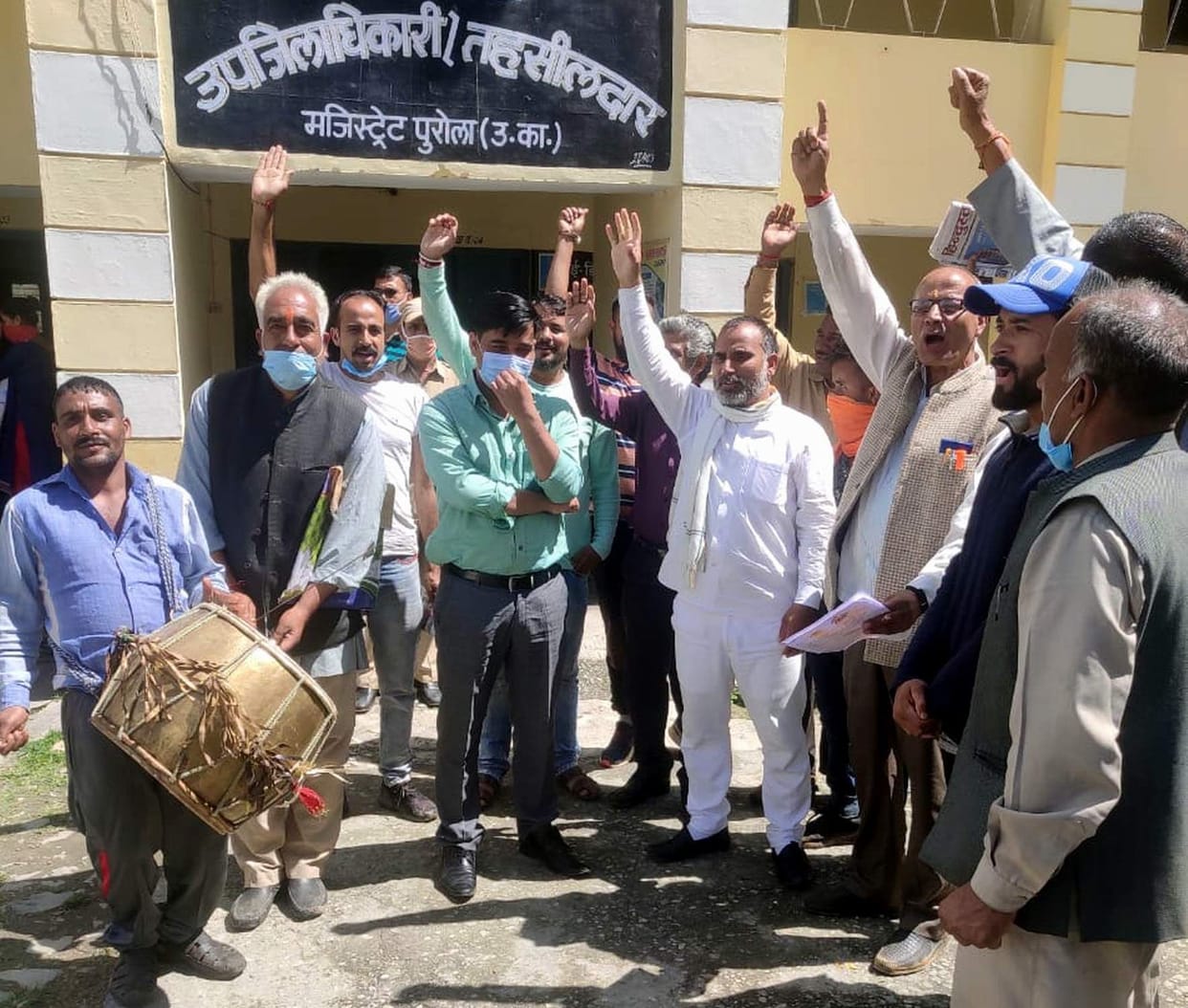 Villagers' demonstration for district construction
