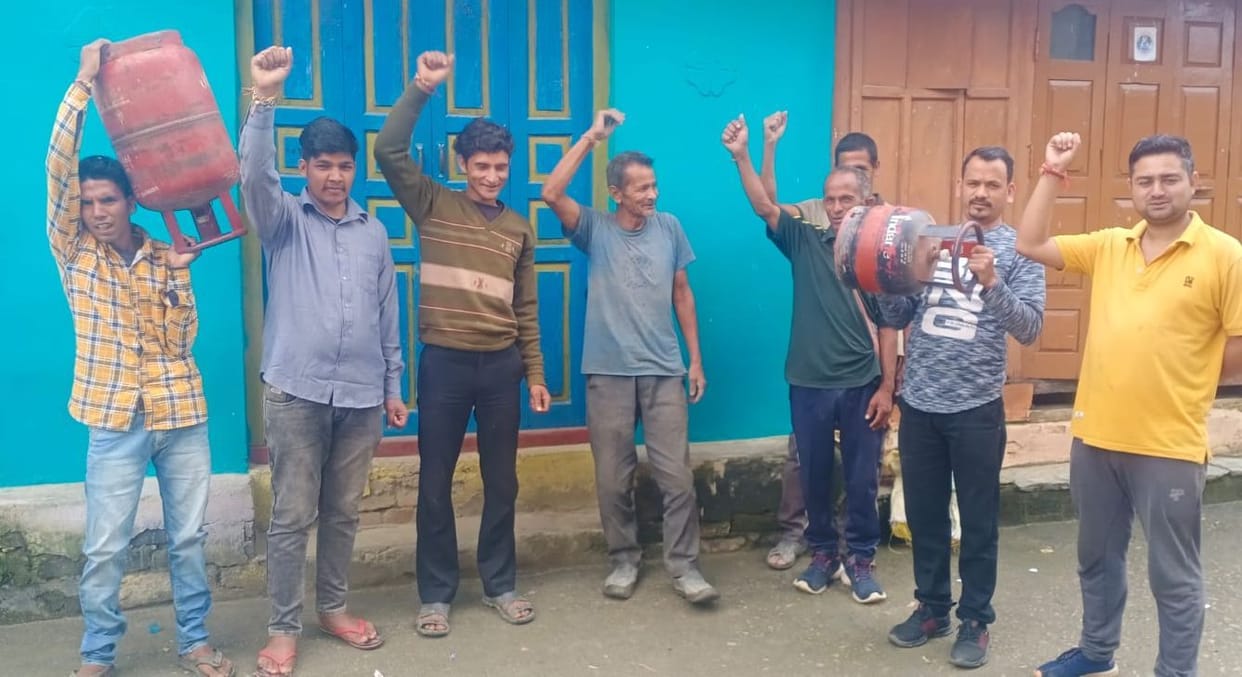 People of Chaumel demonstrated with empty cylinders