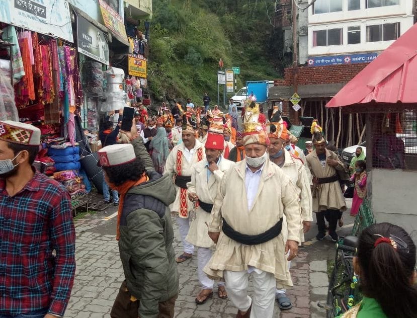 devotees took blessings of Shiva worshipers