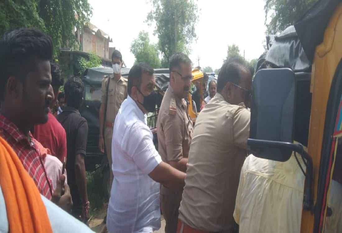 Road accident in Sonebhadra one woman killed and four people injured after Unknown vehicle hit tempo